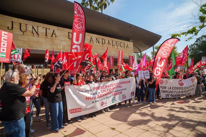 Concentración en Sevilla de la plantilla de la Fundación Pública Andaluza para la Integración Social de Personas con Enfermedad Mental (Faisem). A 16 de abril de 2026 en Sevilla (Andalucía, España).  