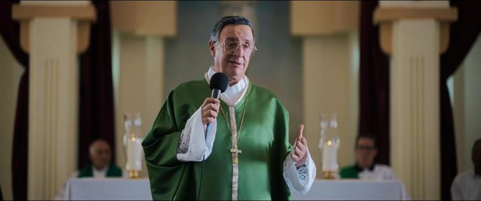 El P. Emiliano Tardif interpretado por el actor Juan Ángel