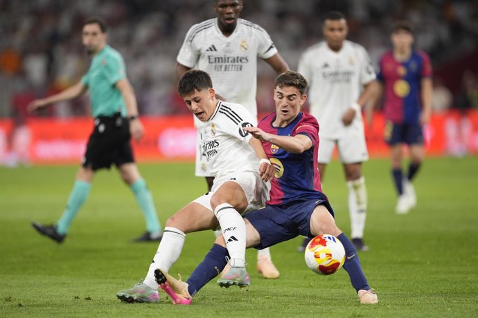 Archivo - Arquivo - Arda Güler, do Real Madrid, e Pablo Martín Gavi, do FC Barcelona, em ação durante a final da Copa do Rei, disputada entre o FC Barcelona e o Real Madrid no Estádio La Cartuja, em 26 de abril de 2025, em Sevilha, Espanha.