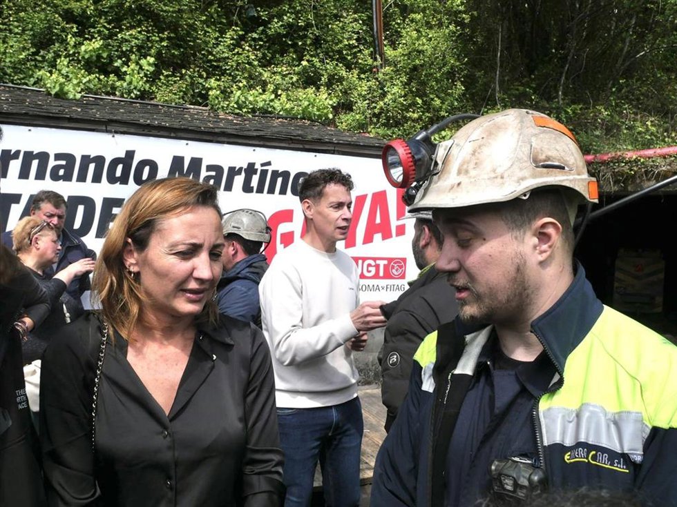 La diputada Delia Campomanes (IU) y el representante de los mineros de Mina Miura, José María Pérez.