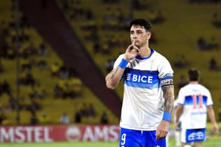 Futbol, Barcelona SC vs Universidad Catolica. Copa Libertadores 2026. El jugador de Universidad Catolica Fernando Zampedri  celebra un gol contra Barcelona SC durante el partido del grupo D de la Copa Libertadores disputado en el Estadio Monumental Banco