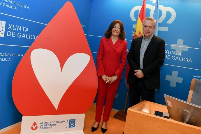 La directora de ADOS, Marisa López, y el conselleiro de Sanidade, Antonio Gómez Caamaño, en la presentación de las donaciones de sangre de 2025, a 7 de mayo de 2026.