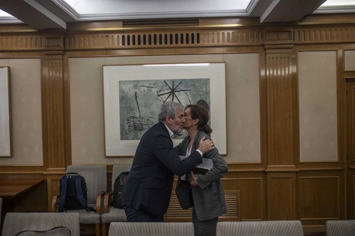A ministra da Saúde, Mónica García, cumprimenta o presidente das Canárias, Fernando Clavijo, durante uma reunião no Ministério da Saúde, em 7 de maio de 2026, em Madri (Espanha). O encontro ocorre após as críticas do presidente das Canárias por
