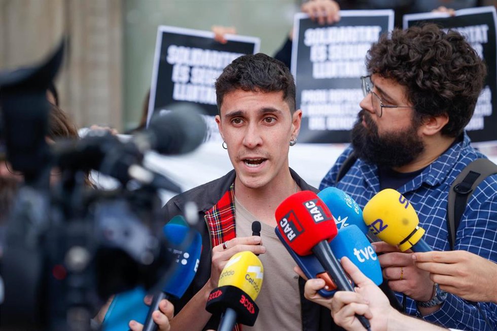 El portavoz de la Global Sumud Flotilla en Cataluña, Pablo Castilla, atiende a los medios durante una rueda de prensa de Global Sumud Flotilla sobre los detenidos de la flotilla por parte de Israel, a 7 de mayo de 2026, en Barcelona, Catalunya (España). L