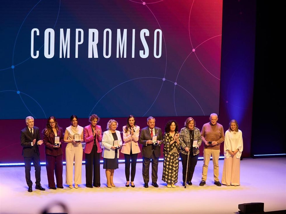 La Reina Letizia, acompañada de la presidenta de Navarra, María Chivite (4i), el ministro del Interior, Fernando Grande Marlaska (i), y la presidenta de Cruz Roja, María del Mar Pageo (4d), en el acto de entrega de las Medallas de Oro 2026 de Cruz Roja.