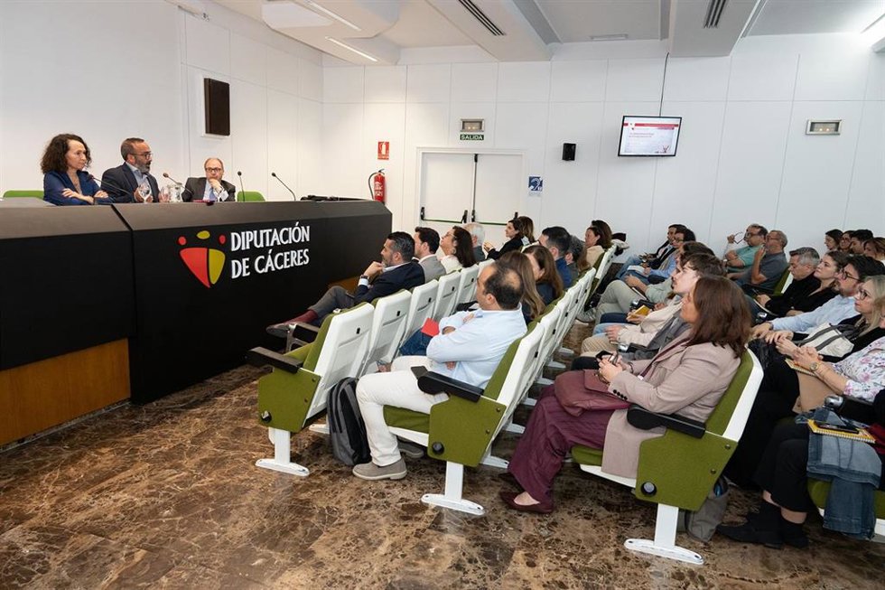 Inauguración de las jornadas 'La Administración local en el tiempo presente', una cita formativa organizada por el Máster de Gestión y Administración Local de la Universidad de Extremadura y la Diputación de Cáceres
