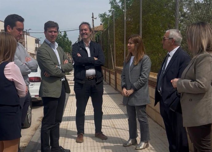El presidente provincial del PP Zaragoza, Ramón Celma, y la senadora del PP Rocío Dívar, en su visita a Quinto.