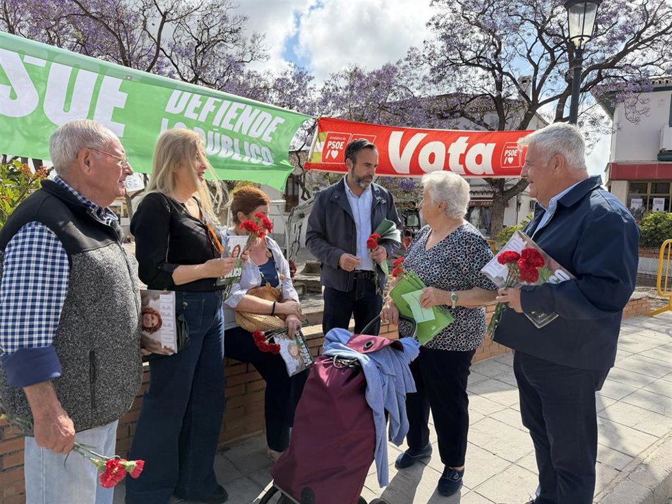 El candidato socialista al Parlamento andaluz y portavoz del PSOE en el Ayuntamiento de Málaga, Daniel Pérez, en un reparto informativo en Churriana junto al concejal y secretario general de la agrupación socialista del distrito, Salvador Trujillo.