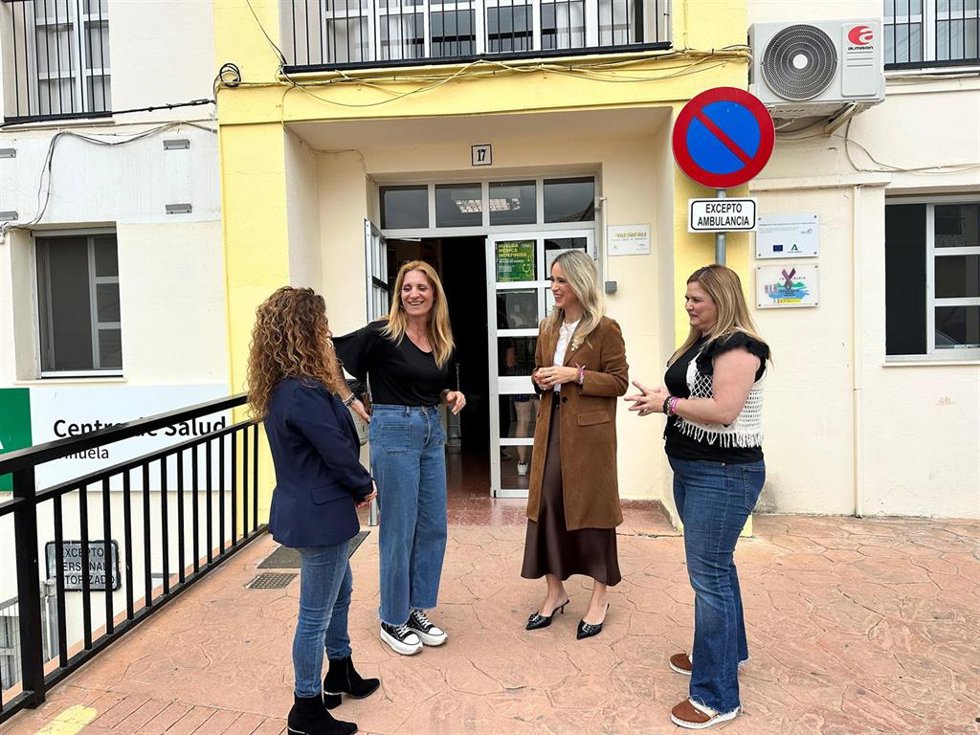 La candidata del PSOE Patricia Alba junto a Mari Ángeles Fernández, y las concejalas Cynthia García y Mónica González En La Viñ