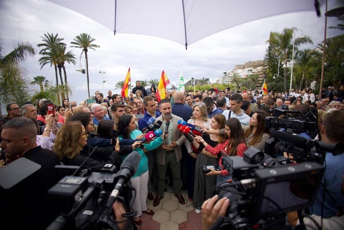 El presidente de Vox, Santiago Abascal, en una atención con los medios de comunicación en Almuñécar (Granada)