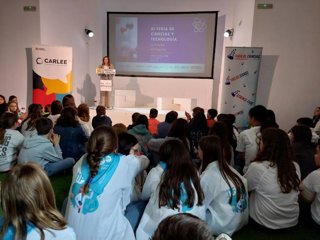 Las directoras generales de Política Educativa, Ana Moracho, y de Ciencia, Pilar Gayán, han asistido a la jornada.