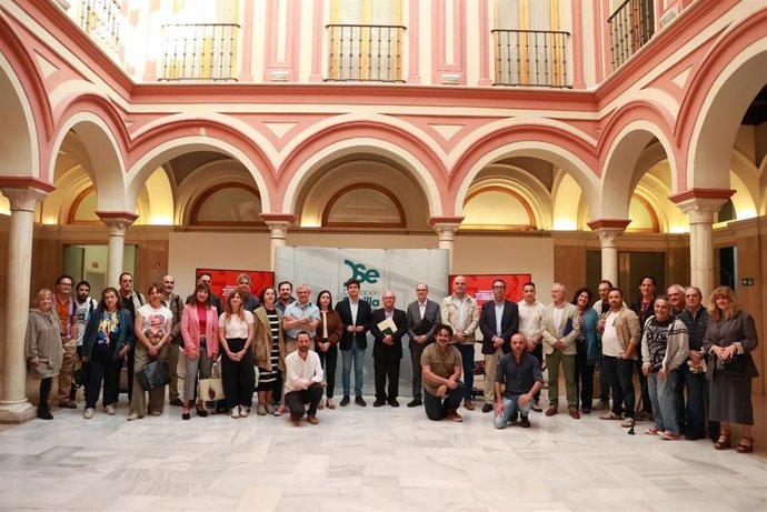 El diputado de cultura Casimiro Fernández, preside la foto de familia de la jornada participativa sobre el centenario de la Generación del 27.