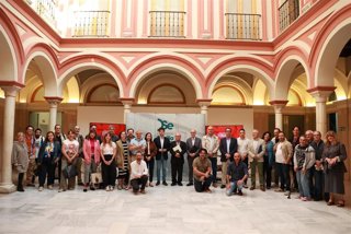El diputado de cultura Casimiro Fernández, preside la foto de familia de la jornada participativa sobre el centenario de la Generación del 27.