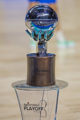 Archivo - Imagen del trofeo de campeón de la Liga Endesa