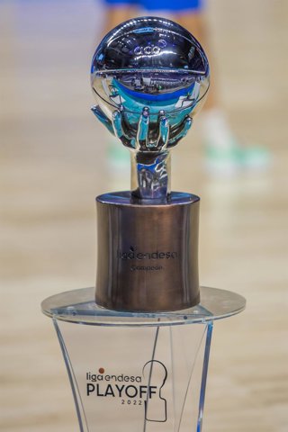 Archivo - Imagen del trofeo de campeón de la Liga Endesa