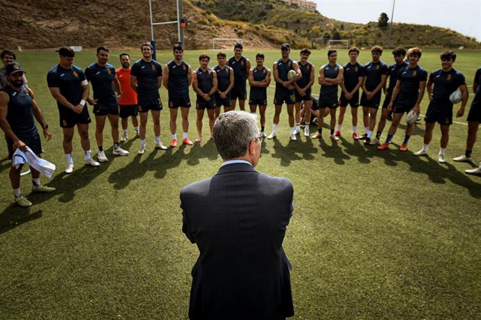 El presidente de la Diputación saluda a la Selección Española de rugby 7, que prepara en Rincón de la Victoria las series mundiales que se celebrarán Valladolid
