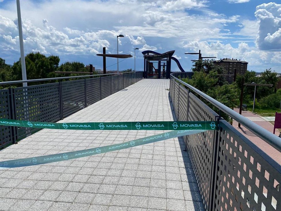 Acceso al funicular de la ladera este de Parquesol con unas cintas que impiden utilizarlo, ya que está averiado.