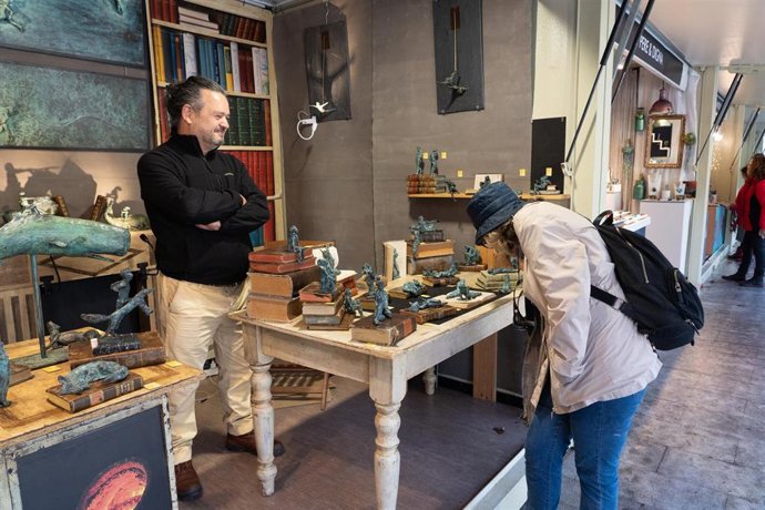 Archivo - Imagen de arhivo de artesanos exponiendo sus obras.