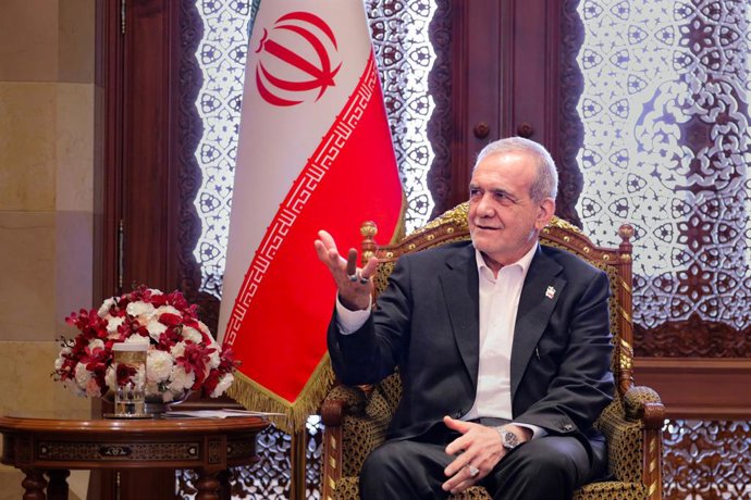 Archivo - Arquivo - ARQUIVADO - 28 de maio de 2025, Omã, Mascate: O presidente do Irã, Masoud Pezeshkian, conversa com Sayyid Fahd Bin Mahmoud Al-Said (não aparece na foto), vice-primeiro-ministro do Conselho de Ministros do Sultanato de Omã, durante enco