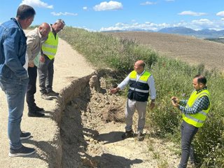 El delegado de Sostenibilidad, Óscar Curtido, con el alcalde de Alcalá del Valle, en una de las vías pecuarias
