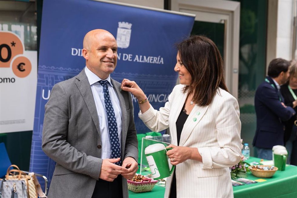 El presidente de la Diputación de Almería, José Antonio García Alcaina, junto a la presidenta de la AECC Almería, Magdalena Cantero, durante la cuestación anual de la asociación en la capital.
