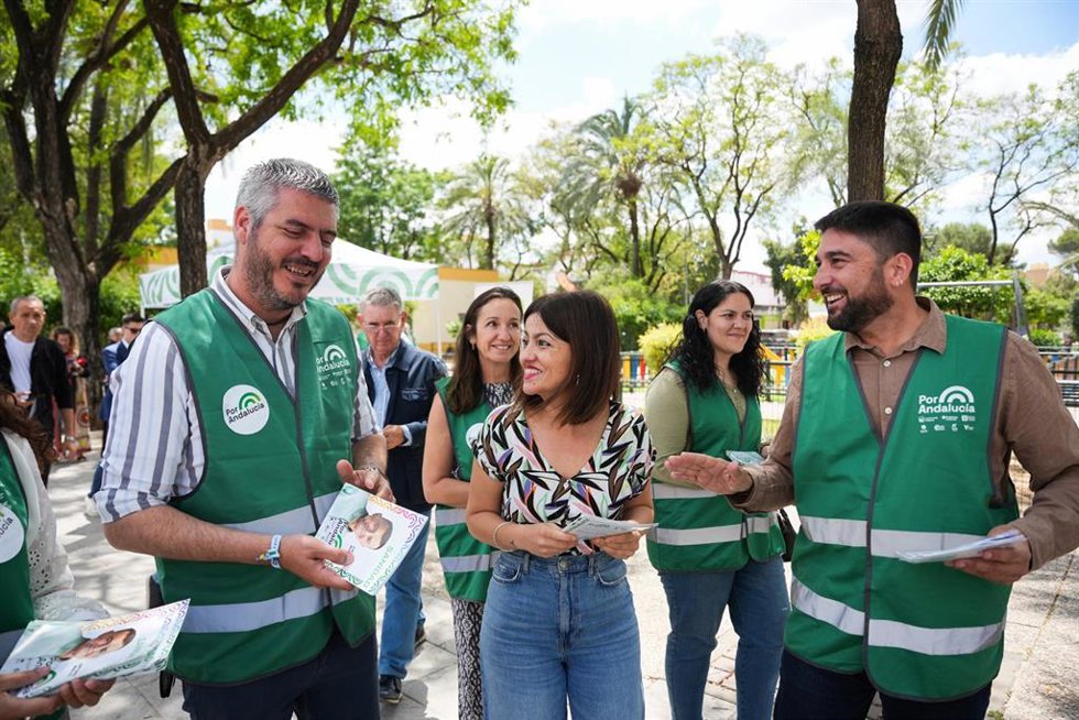 La ministra de Juventud e Infancia, Sira Rego, durante el reparto de propaganda de Por Andalucía en el barrio de Pino Montano de Sevilla.