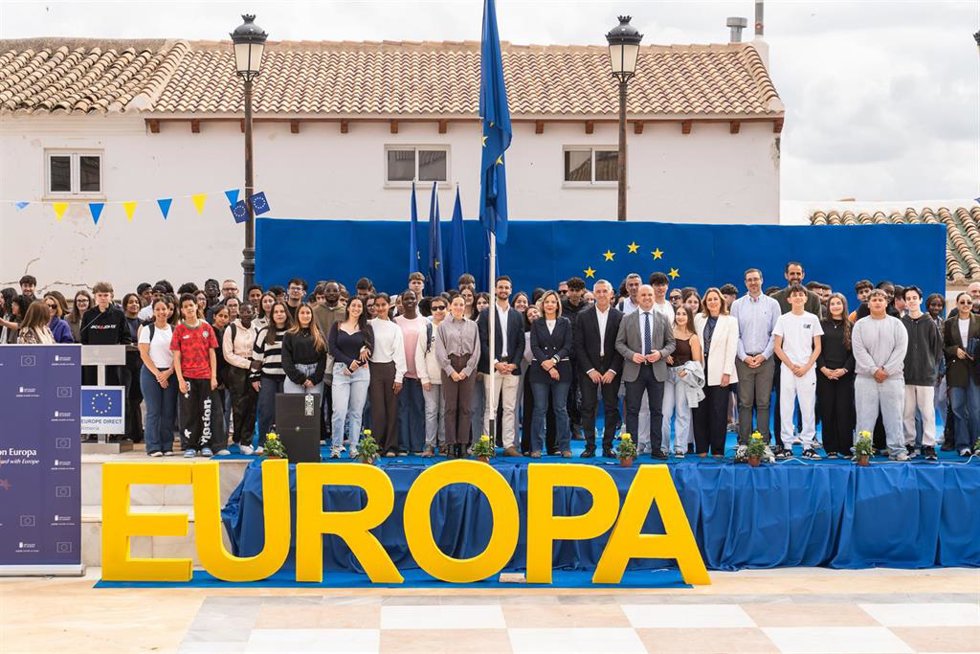 Autoridades, alumnos y participantes en el acto de celebración del Día de Europa organizado por la Diputación de Almería en Purchena (Almería).