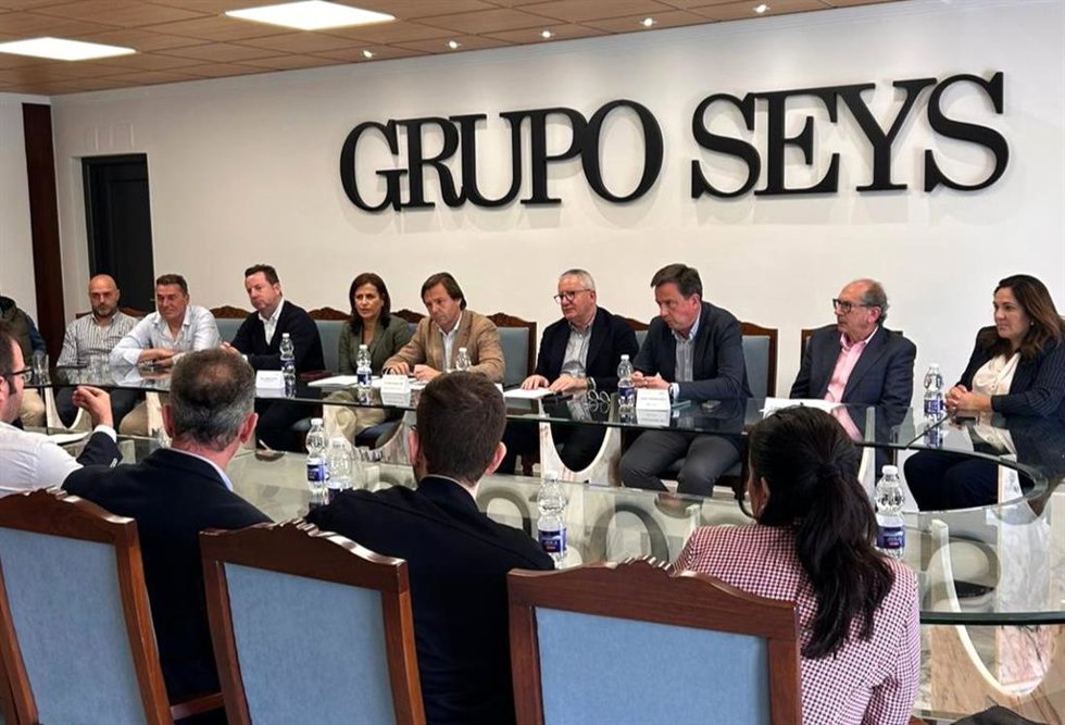 El director de campaña del PP de Andalucía y líder de la candidatura cordobesa al Parlamento andaluz en las elecciones del 17M, Antonio Repullo, en la visita a Muebles Grupo Seys con un encuentro con empresarios.