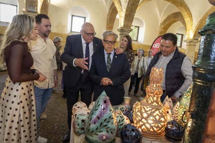 El presidente de la Diputación de Córdoba, Salvador Fuentes (centro), junto al alcalde de La Rambla, Jorge Jiménez, en la presentación de la Feria de Alfarería y Cerámica de La Rambla en Caballerizas Reales.