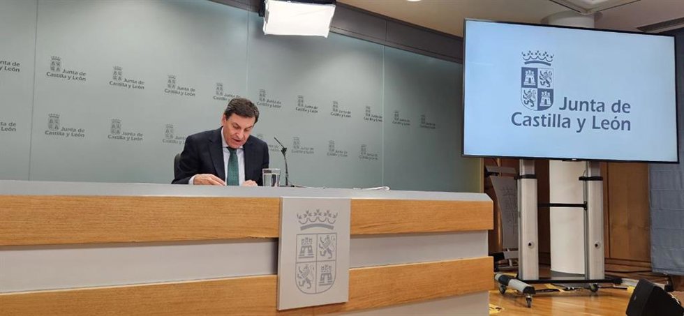 Archivo - El consejero de Economía y Hacienda y portavoz de la Junta, Carlos Fernández Carriedo, en la rueda de prensa posterior al Consejo de Gobierno