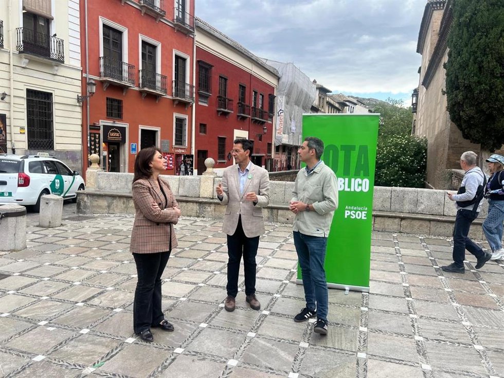 El candidato del PSOE de Granada al Parlamento andaluz, Paco Cuenca, ha desgranado la hoja de ruta del proyecto socialista en materia turística y de convivencia para las próximas elecciones del 17 de ma