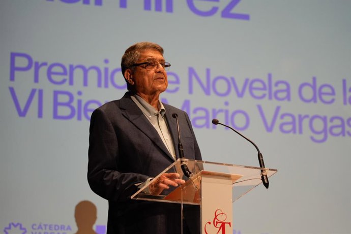 Archivo - El premiado nicaragüense Sergio Ramírez, por ‘El caballo dorado’, en la VI Bienal de Novela Mario Vargas Llosa, en el Gran Teatro, a 25 de octubre de 2025, en Cáceres, Extremadura (España). Impulsada por la Cátedra Vargas Llosa desde 2014, la Bi