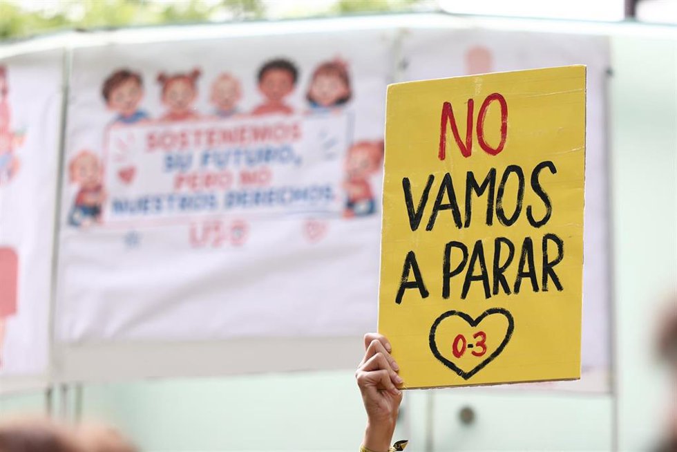 Manifestante porta pancarta con lema 'No vamos a parar 0-3'