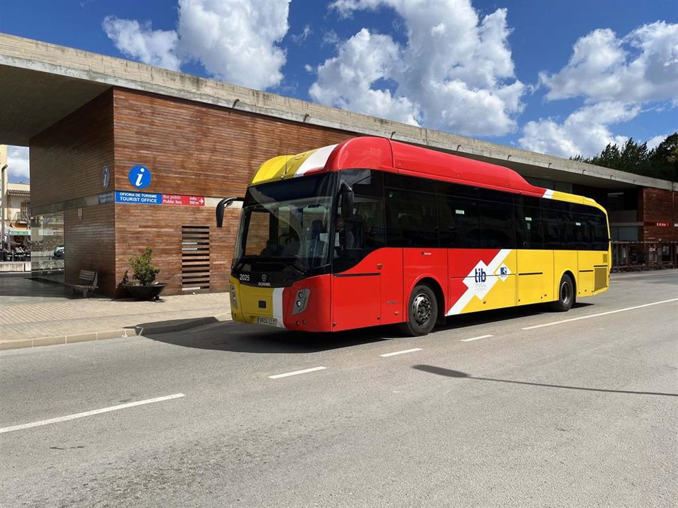 Archivo - Un autobús del TIB en Mallorca.