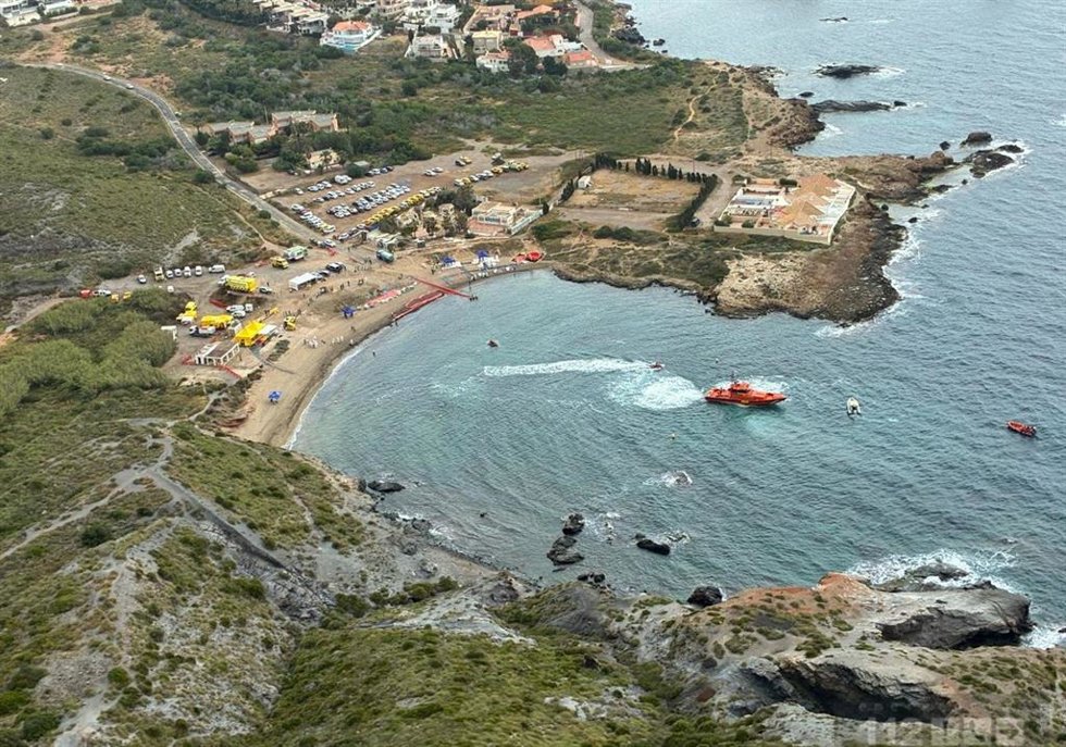 Simulacro de lucha contra la contaminación marina en Cala Reona, en Cartagena