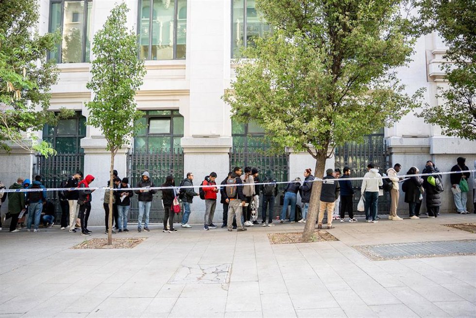 Varias personas hacen cola para conseguir el certificado de vulnerabilidad en una Oficina de Asistencia en Materia de Registro, a 22 de abril de 2026, en Madrid (España).