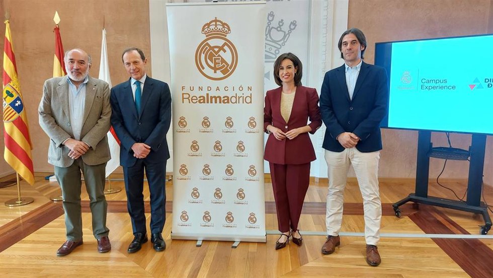 El alcalde de Calatayud, José Manuel Aranda; el director de Relaciones Institucionales del Real Madrid, Emilio Butragueño; la vicepresidenta de la DPZ y alcaldesa de Ejea de los Caballeros, Teresa Ladrero, y el diputado provincial José Carlos Tirado.
