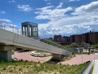 Funicular de la ladera este de Parquesol detenido a mitad de la rampa.