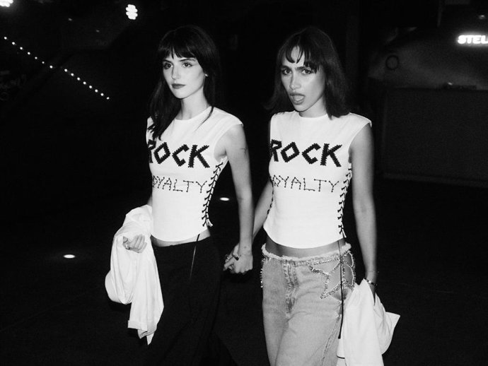Camila Cisneros y Julieta Mas reviven el espíritu más icónico de Stella McCartney y Liv Tyler en la gala MET de 1999