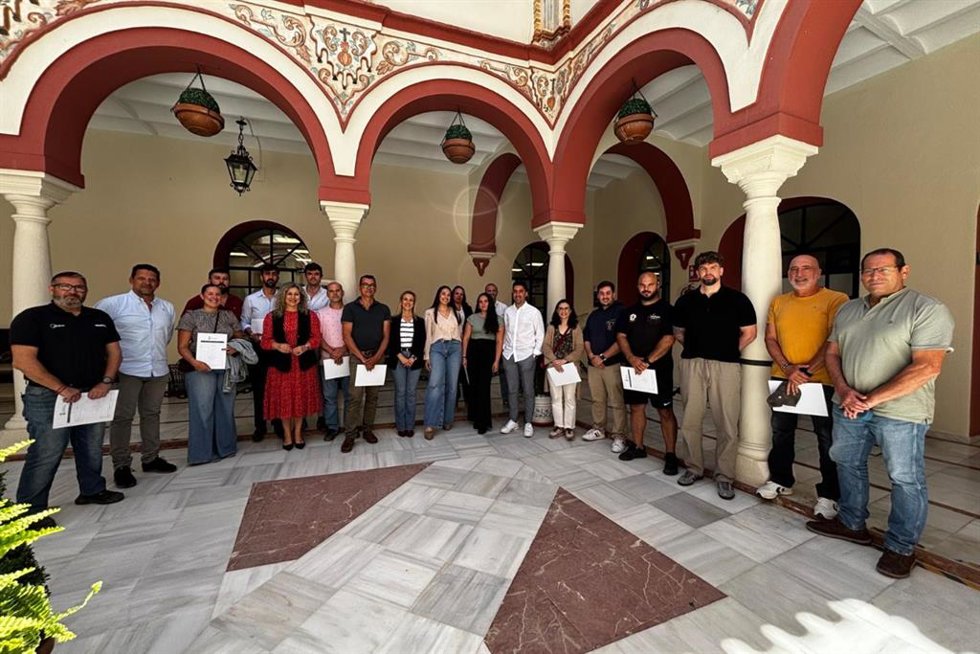 Reunión en el consistorio entre la alcaldesa, Ana Isabel Jiménez, junto con la delegada de Fiestas Mayores, Rocío Bastida y los representantes de las nuevas casetas de la Feria de Alcalá 2026.