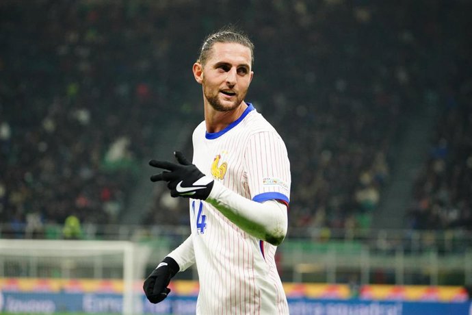Archivo - El centrocampista internacional francés Adrien Rabiot. 