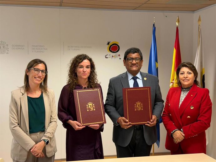 El Ministro de Producción, Comercio Exterior, Inversiones y Pesca de la República del Ecuador, Luis Alberto Jaramillo y la Secretaria de Estado de Turismo del Reino de España, Ana Muñoz Llabrés.