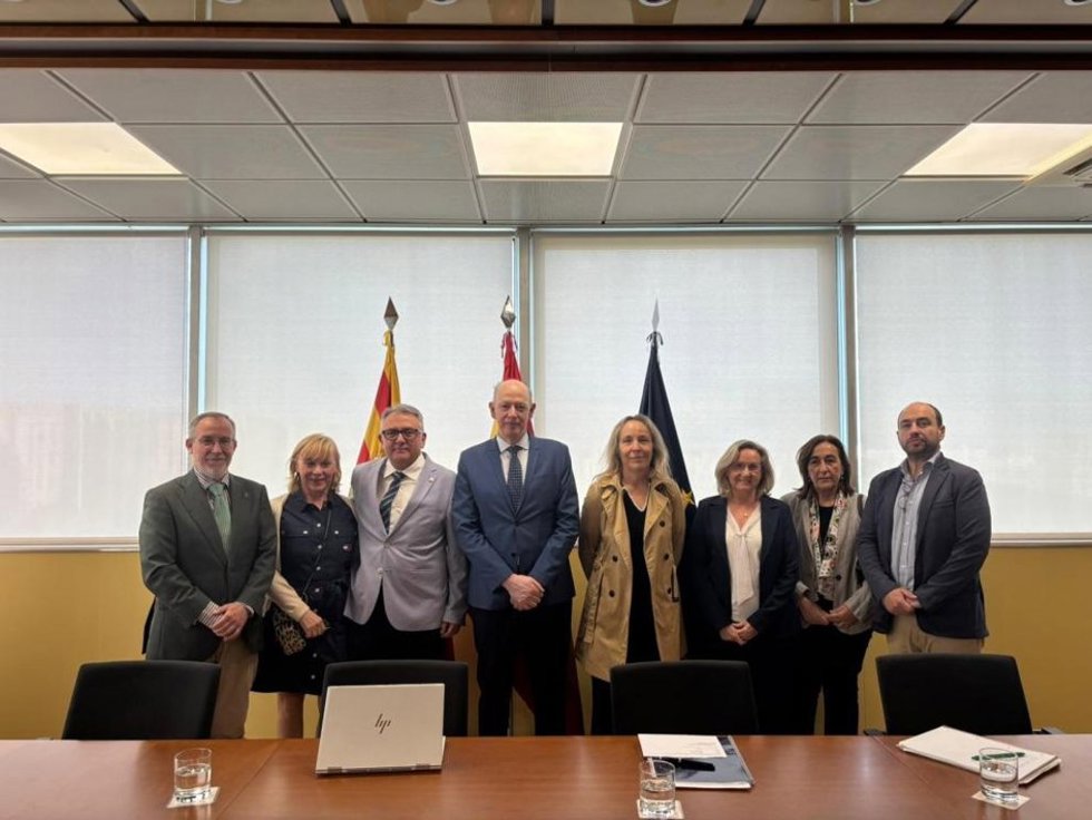 El consejero de Sanidad del Gobierno de Aragón, Ángel Sanz, con los presidentes de los Colegios Oficiales de Médicos y Enfermería.