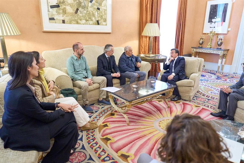 Los familiares de Javier Marañón Montero y David Rodríguez Ballesta, encarcelados en Guinea Ecuatorial desde enero de 2025, en una reunión con el ministro de Asuntos Exteriores, José Manuel Albares.