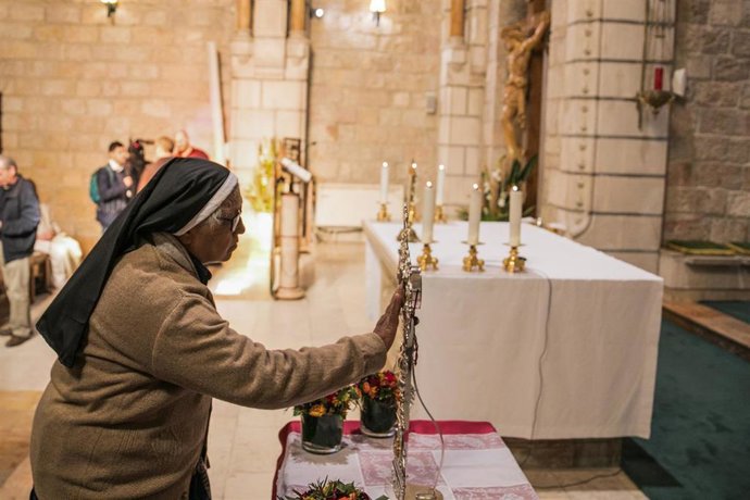 Archivo - Una monja en una iglesia en Jerusalén (archivo)