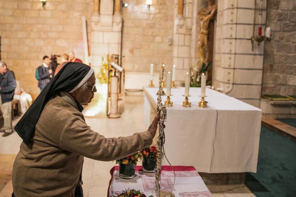 Archivo - Una monja en una iglesia en Jerusalén (archivo)
