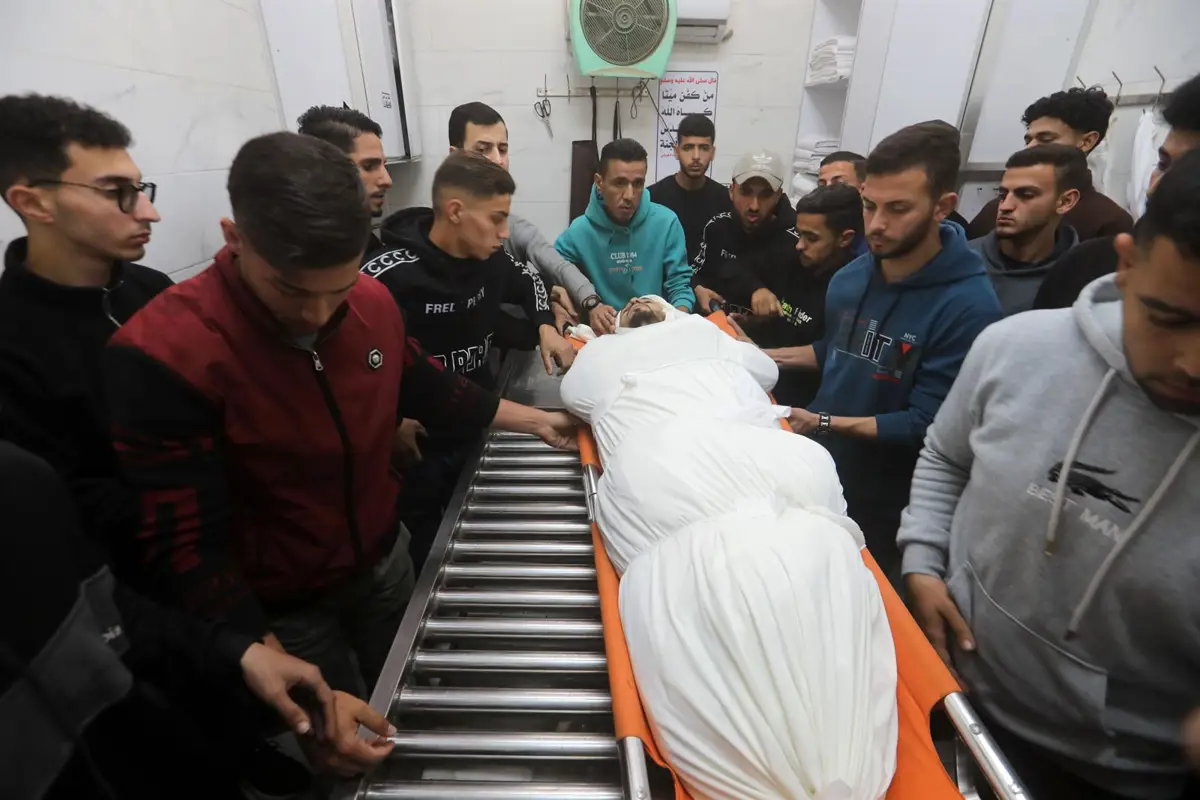 Palestinos junto al cadáver de una persona muerta por un ataque de Israel contra la Franja de Gaza el 7 de mayo de 2026, a pesar del alto el fuego en vigor desde octubre de 2025