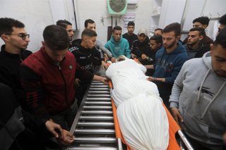 Palestinos junto al cadáver de una persona muerta por un ataque de Israel contra la Franja de Gaza el 7 de mayo de 2026, a pesar del alto el fuego en vigor desde octubre de 2025