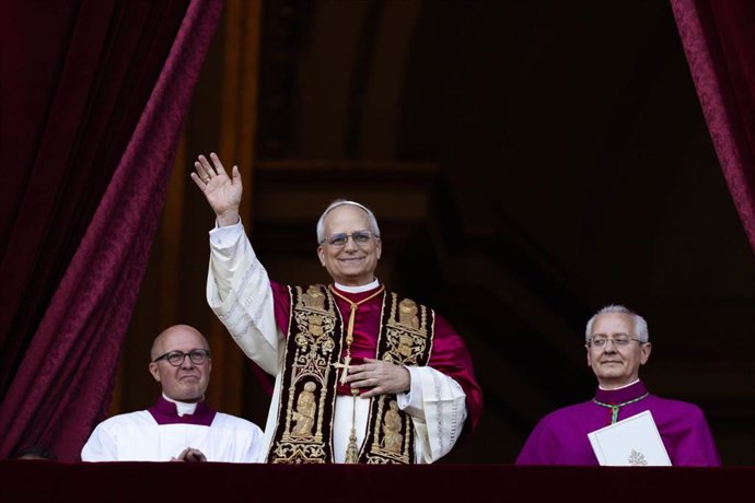 Archivo - El Papa León XIV tras ser elegido el 8 de mayo de 2025.