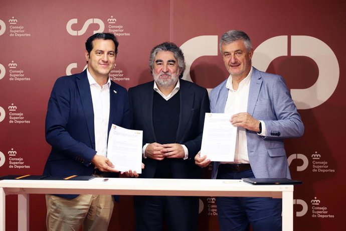El presidente de la RFEV, Felipe Pascual Bernáldez; el presidente de la FEDDF, Enrique Álvarez Orcajo; y el presidente del CSD, José Manuel Rodríguez Uribes, durante la firma del acuerdo.